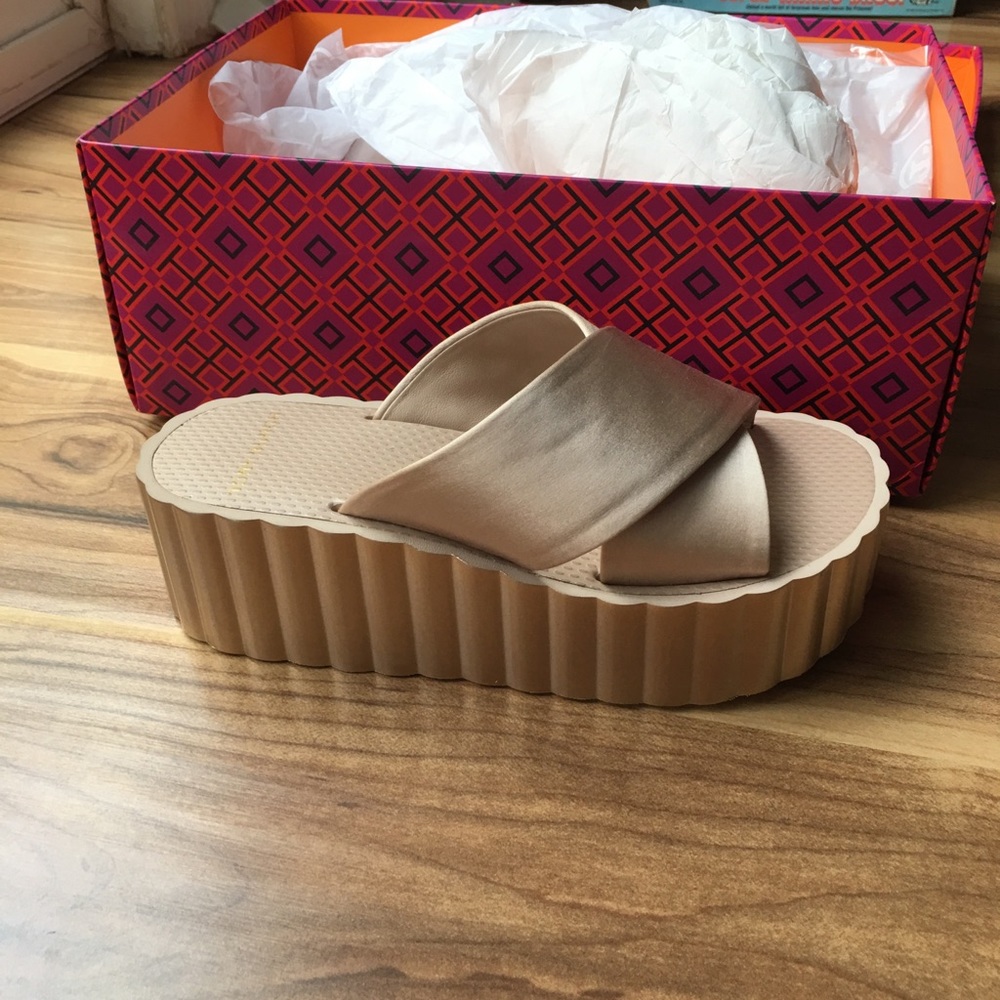 Tory Burch metallic gold scalloped wedge